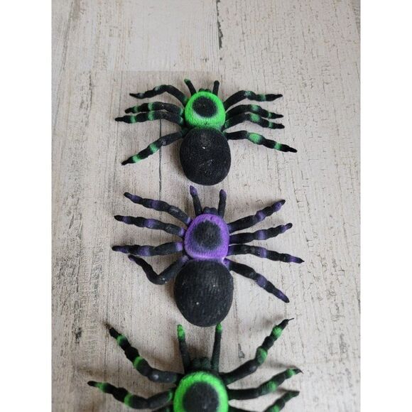 Rubber tarantula green purple spider Halloween decor set - Picture 3 of 7